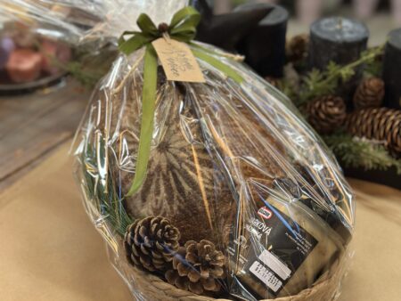 Dárkový košík s kváskovým chlebem a domácími škvarky